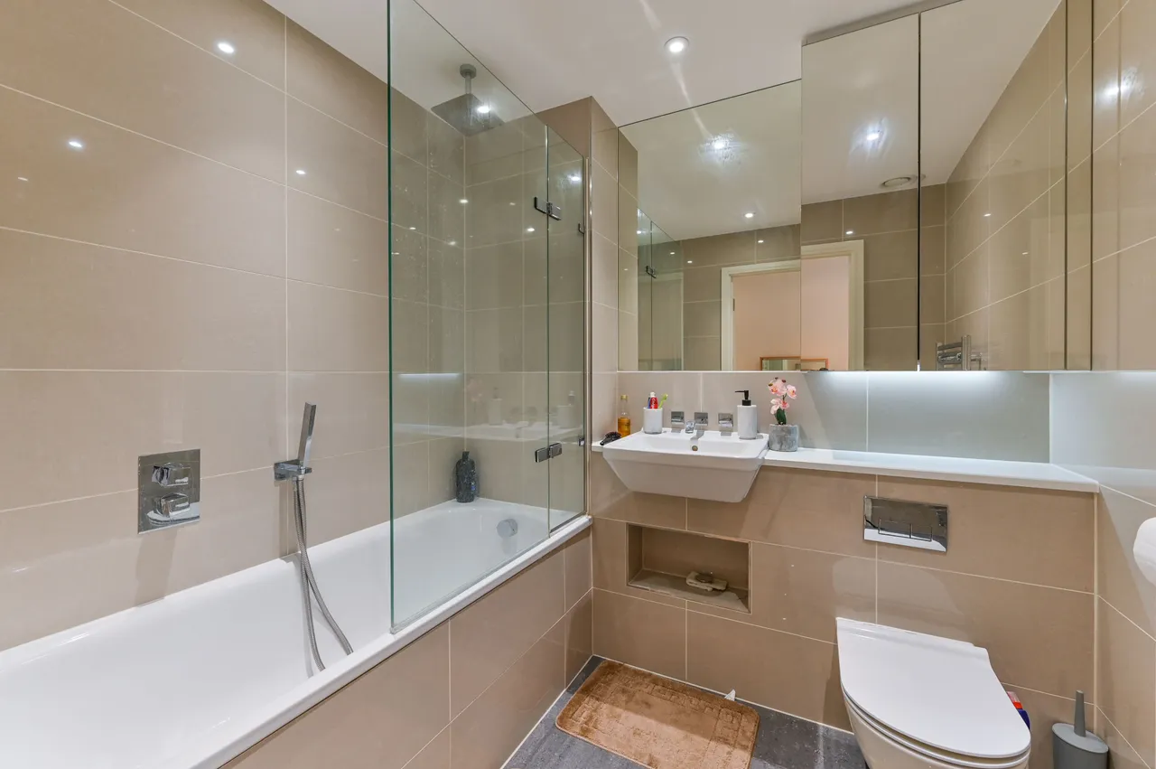 Flat 340 Pinnacle Apartments, 11 Saffon Central Square, photo 5