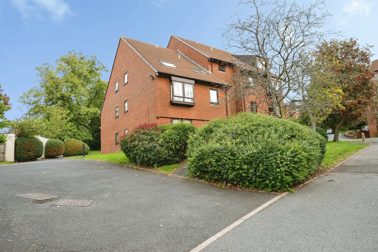2 bed flat for sale, Moncrieffe Close, Dudley, DY2