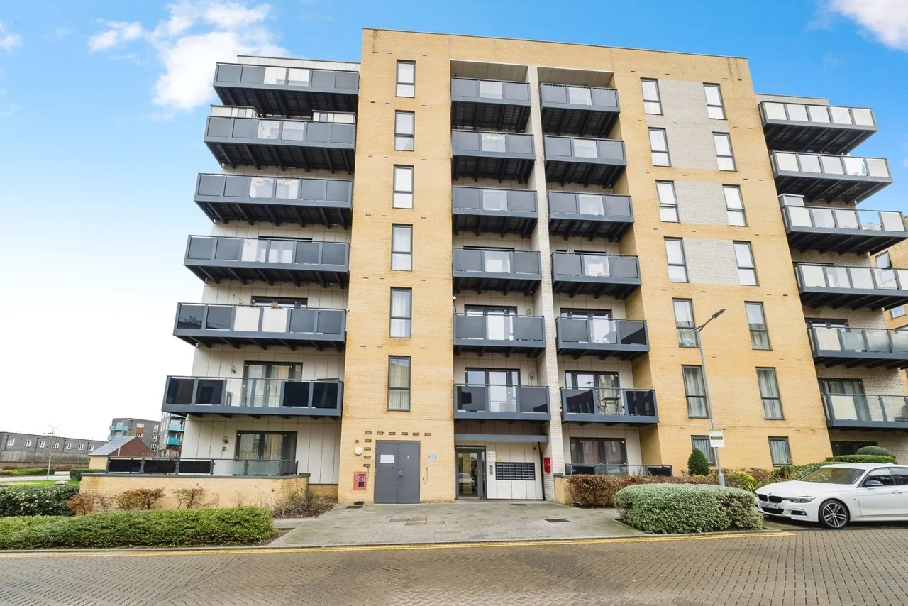 3 bed flat for sale — Sackett Road, Barking, IG11