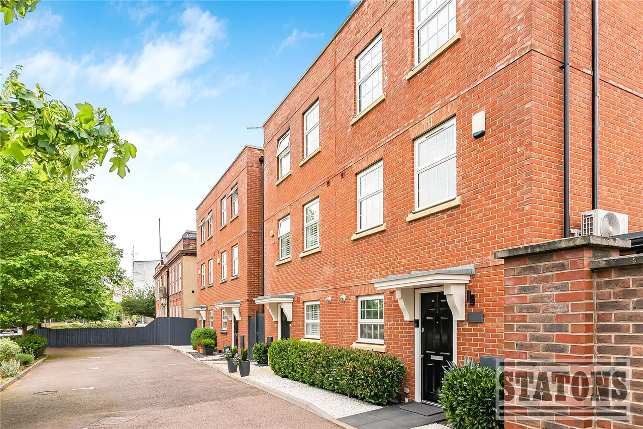 4 bed house for sale — St. Albans Road East, Hatfield, Hertfordshire, AL10 0EH