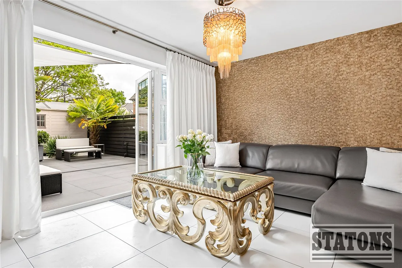 St. Albans Road East, Hatfield, Hertfordshire, AL10 0EH, photo 2