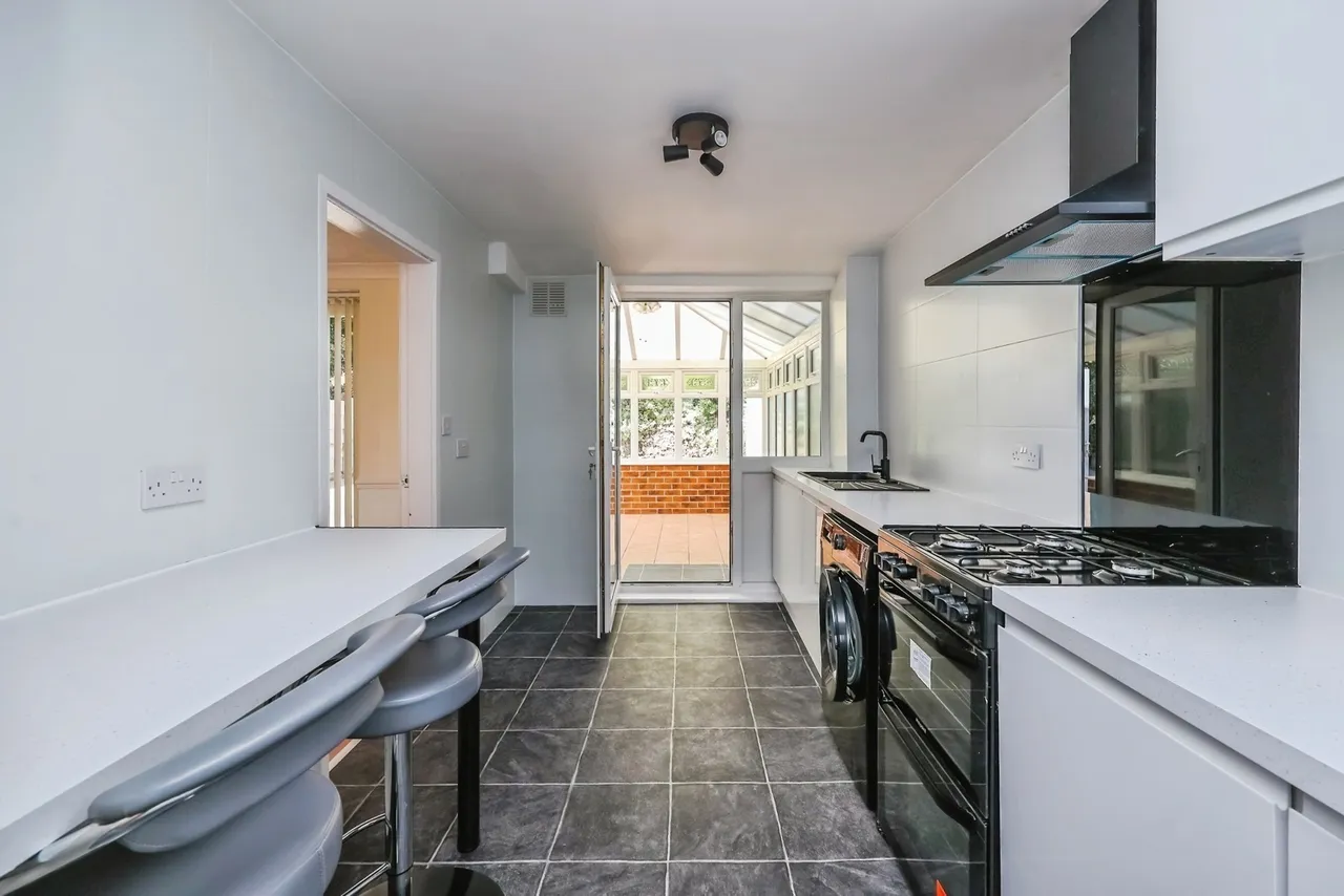 Farnborough Road, Clifton, Nottingham, NG11, photo 5