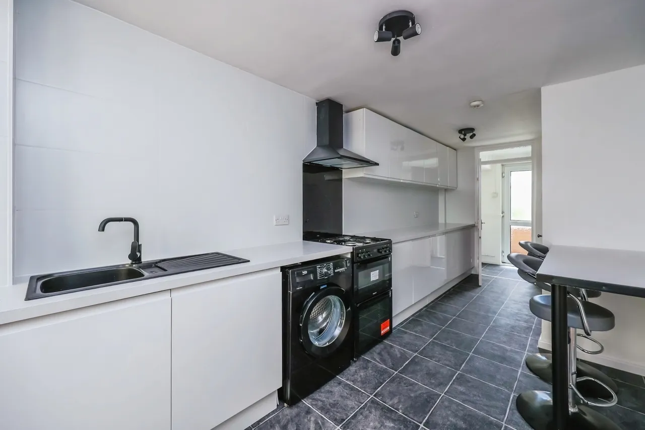 Farnborough Road, Clifton, Nottingham, NG11, photo 2