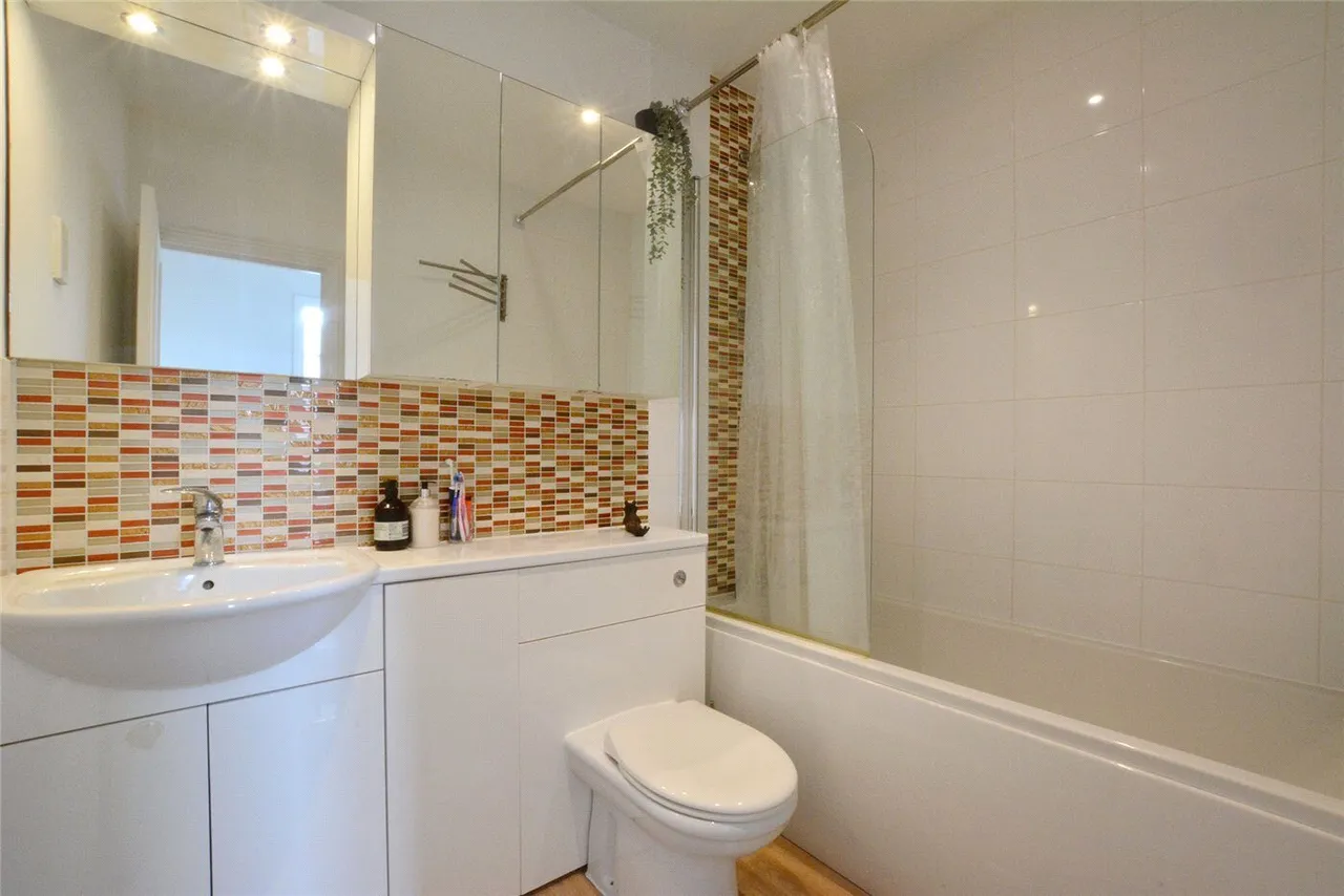 Gilbert Close, SE18, photo 9