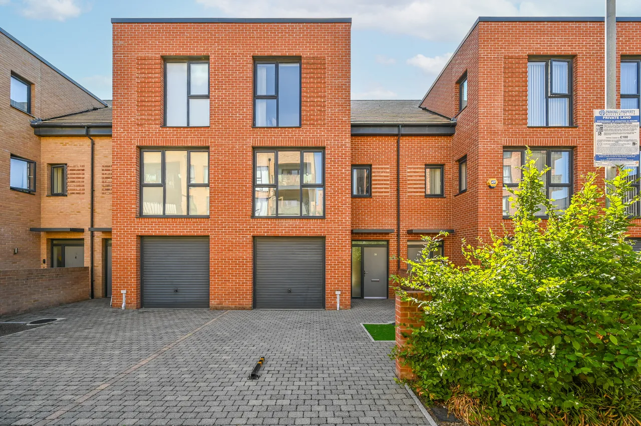 4 bed house for sale — 39 Reynard Way, Brentford