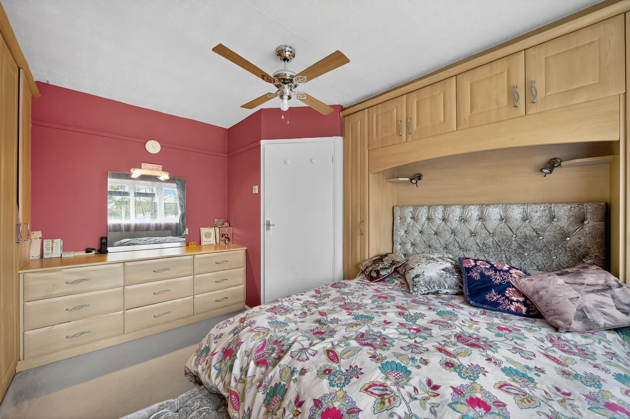 Chadwell Heath Lane, Romford, RM6, photo 11