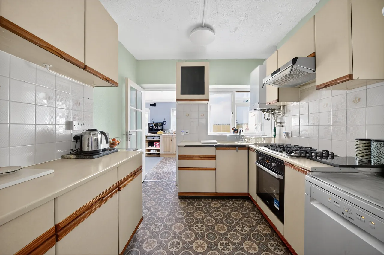 Chadwell Heath Lane, Romford, RM6, photo 6