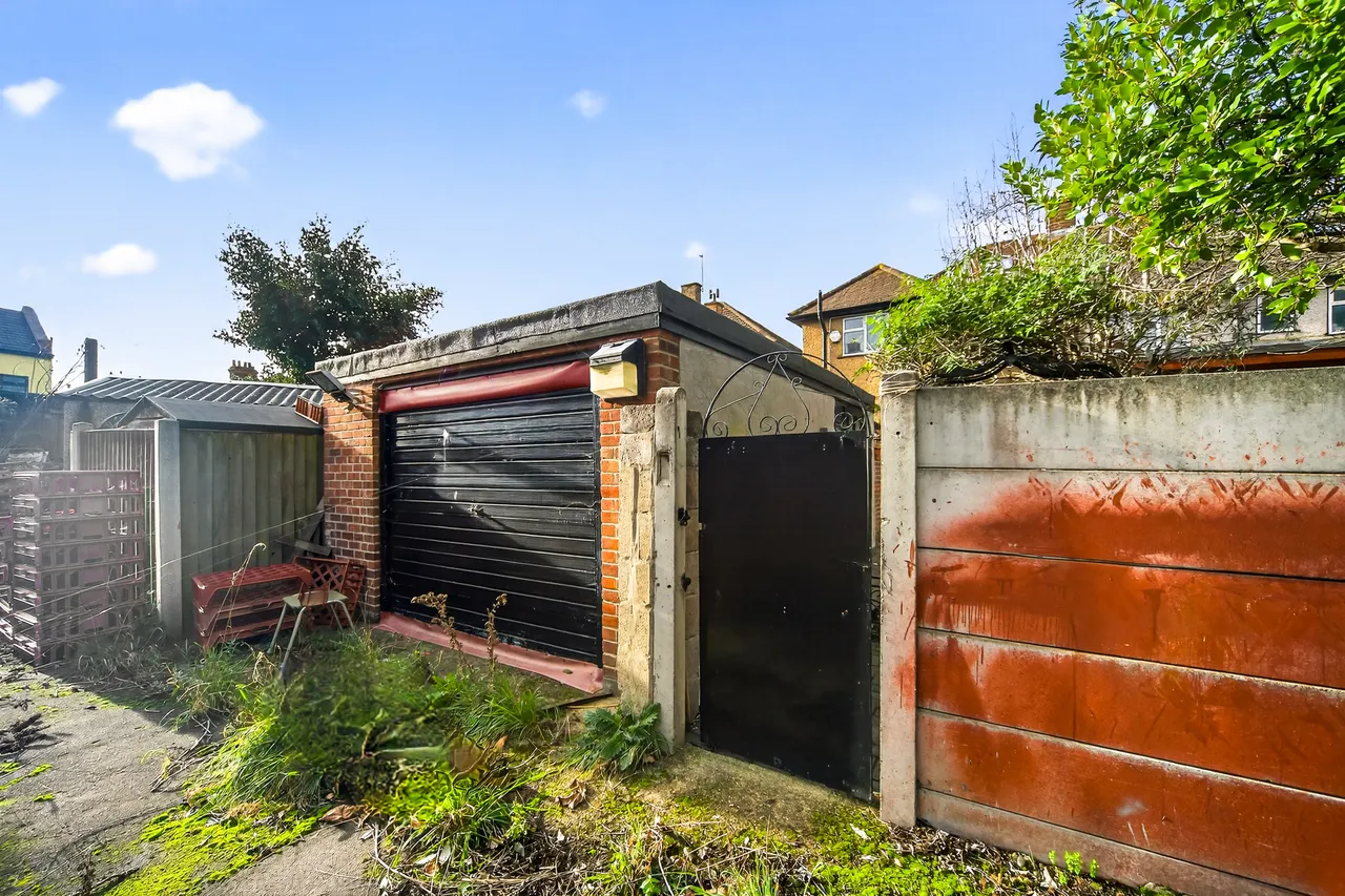 Chadwell Heath Lane, Romford, RM6, photo 19