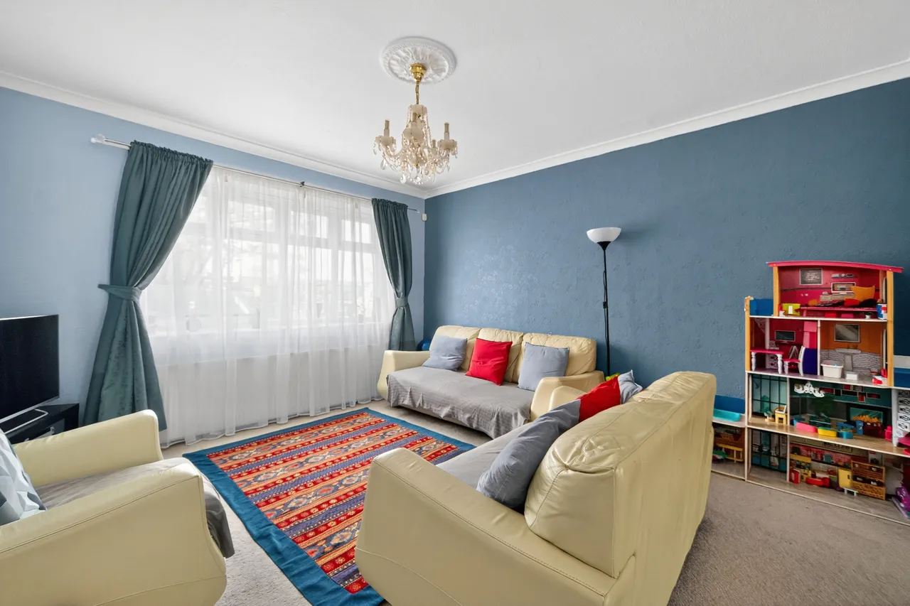 Chadwell Heath Lane, Romford, RM6, photo 2