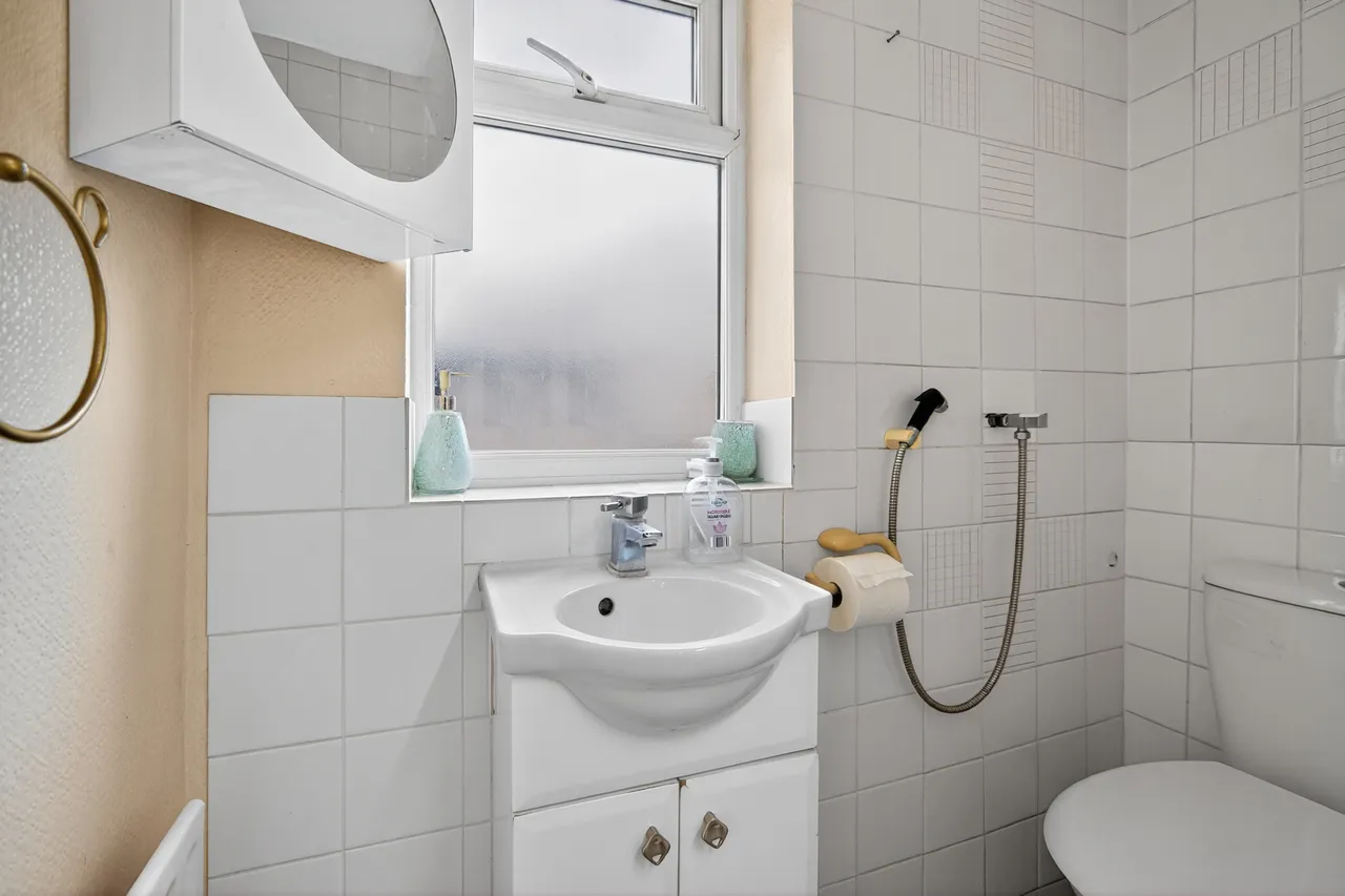 Chadwell Heath Lane, Romford, RM6, photo 8