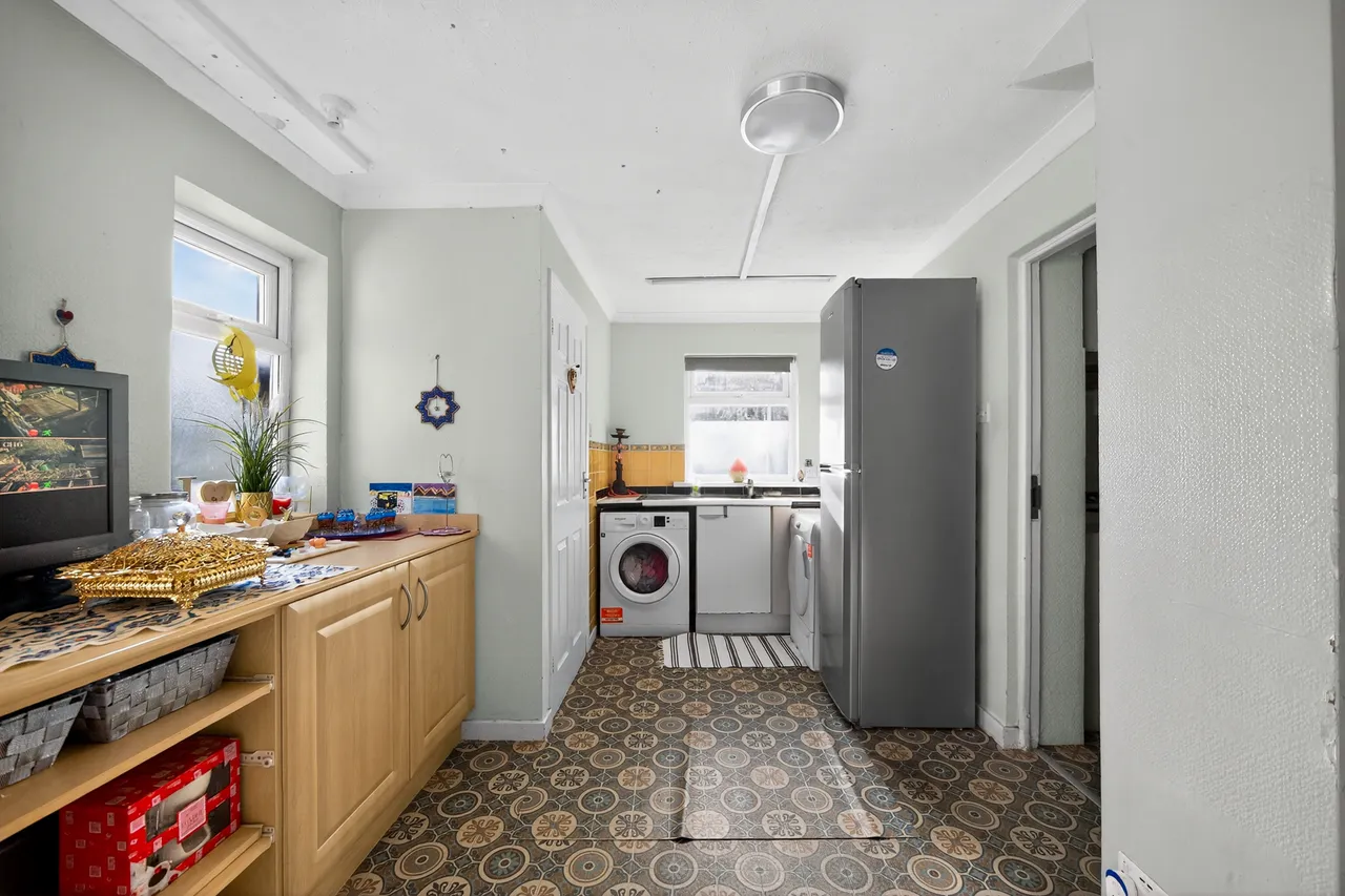 Chadwell Heath Lane, Romford, RM6, photo 7