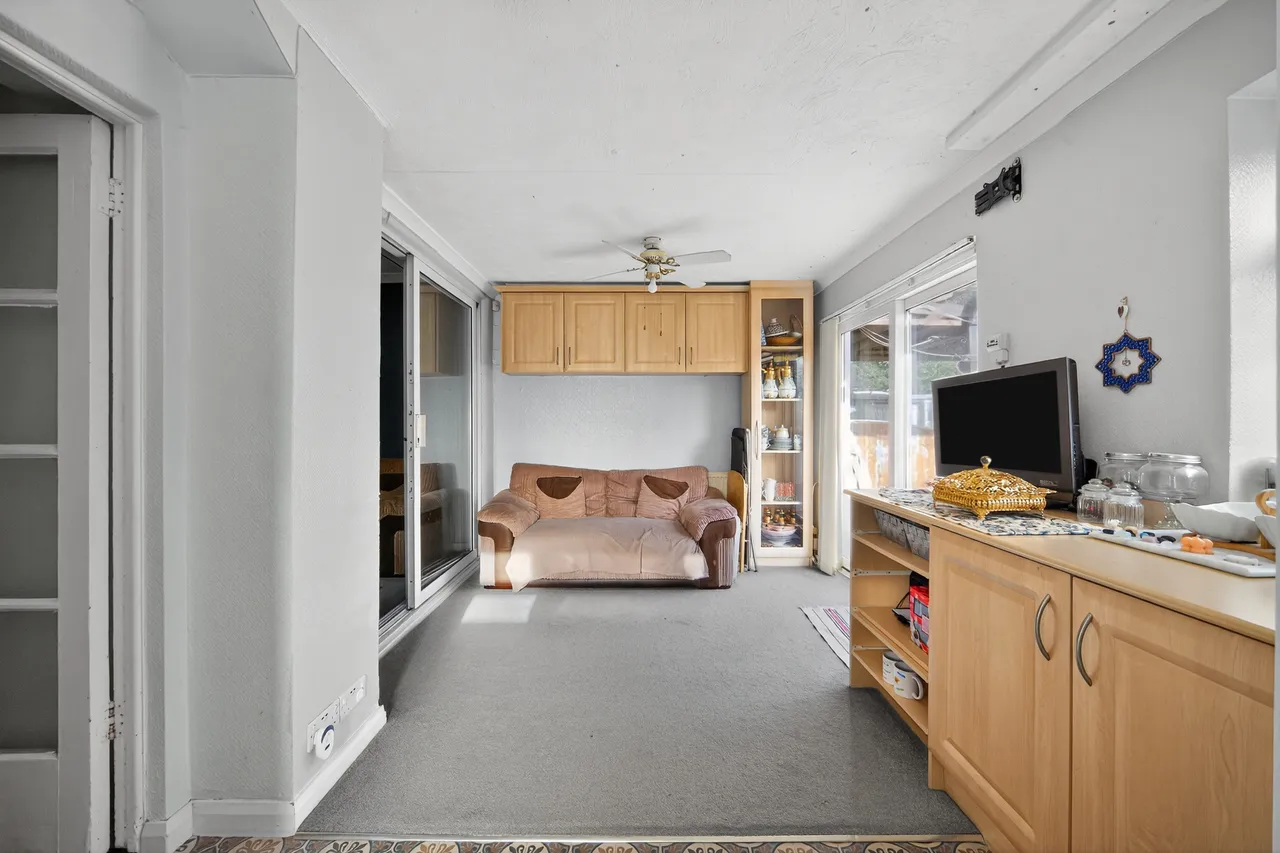 Chadwell Heath Lane, Romford, RM6, photo 5