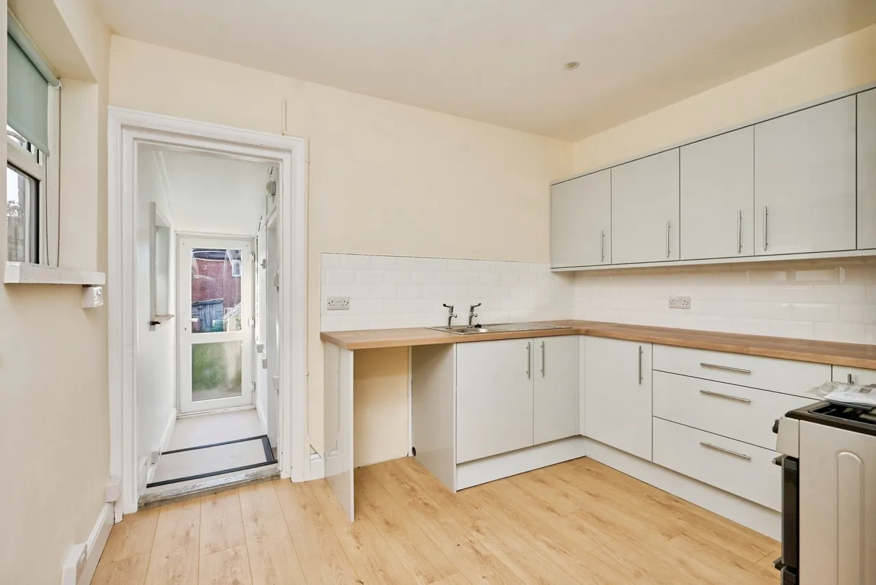 Adelaide Grove, East Cowes, PO32, photo 3