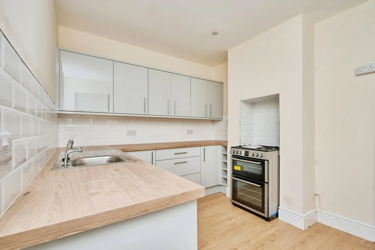 Adelaide Grove, East Cowes, PO32, photo 2