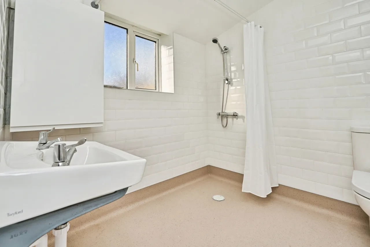 Adelaide Grove, East Cowes, PO32, photo 11
