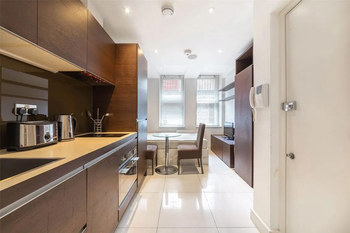 1 bed flat to rent — Albany House, London