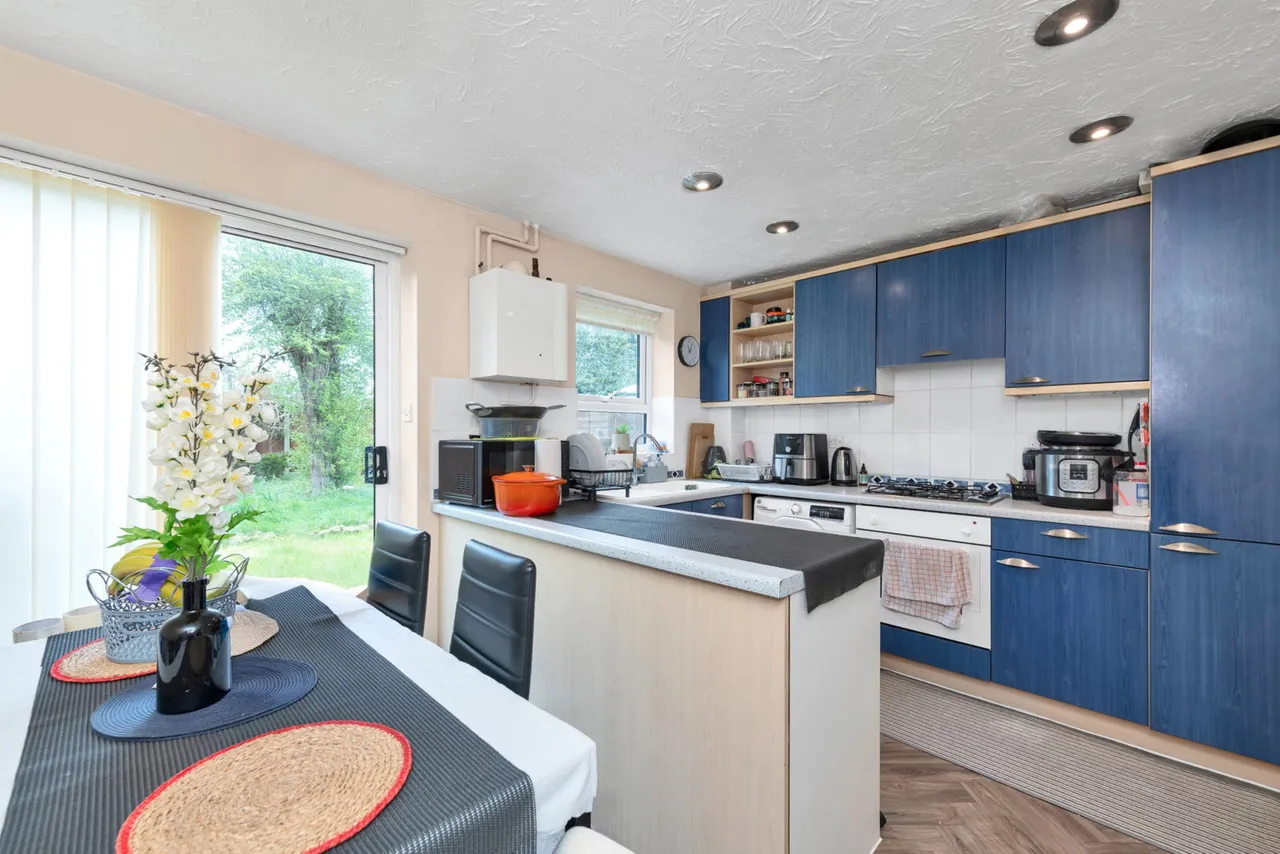 Lodge Close, Huntingdon, PE29 6GR, photo 3