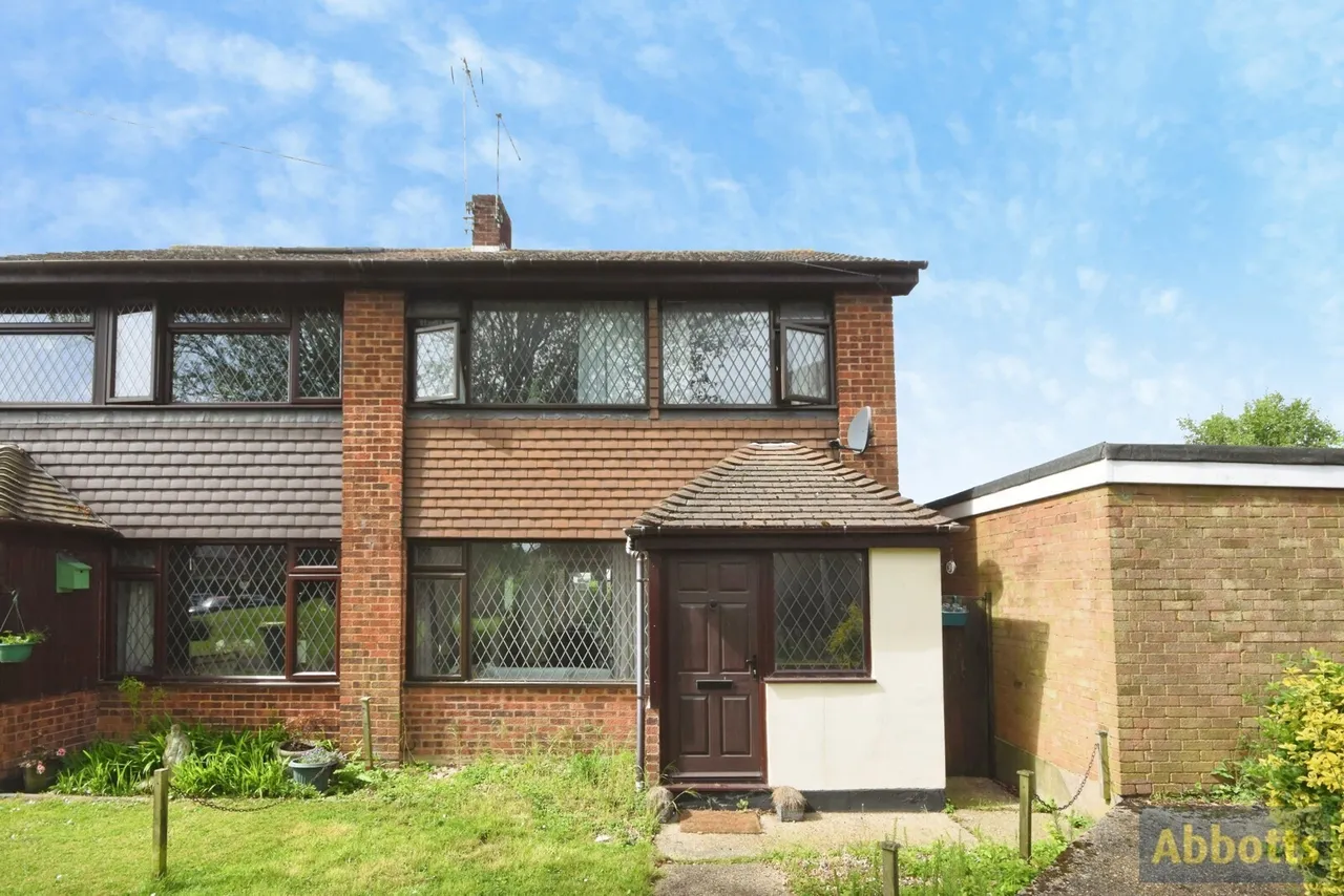 3 bed house for sale — Hilary Crescent, Rayleigh, Essex, SS6