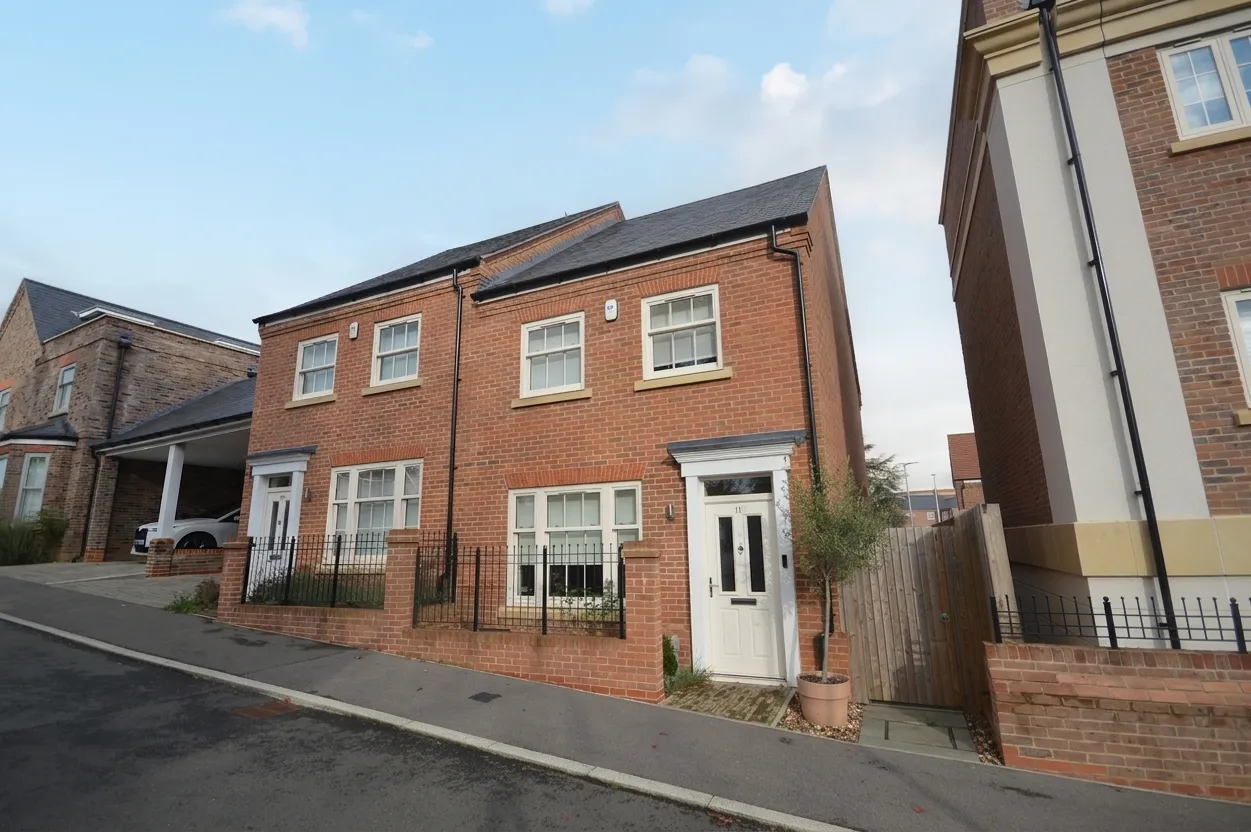 3 bed house to rent, Minerva Way, Wilton Park, HP9