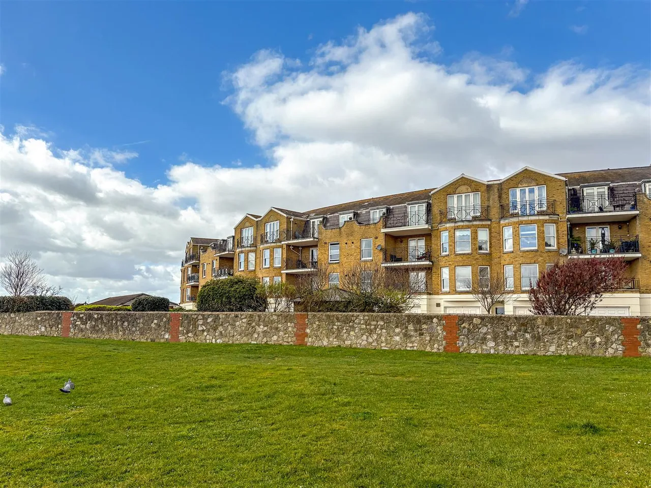 2 bed flat for sale, Beach Crescent, Littlehampton