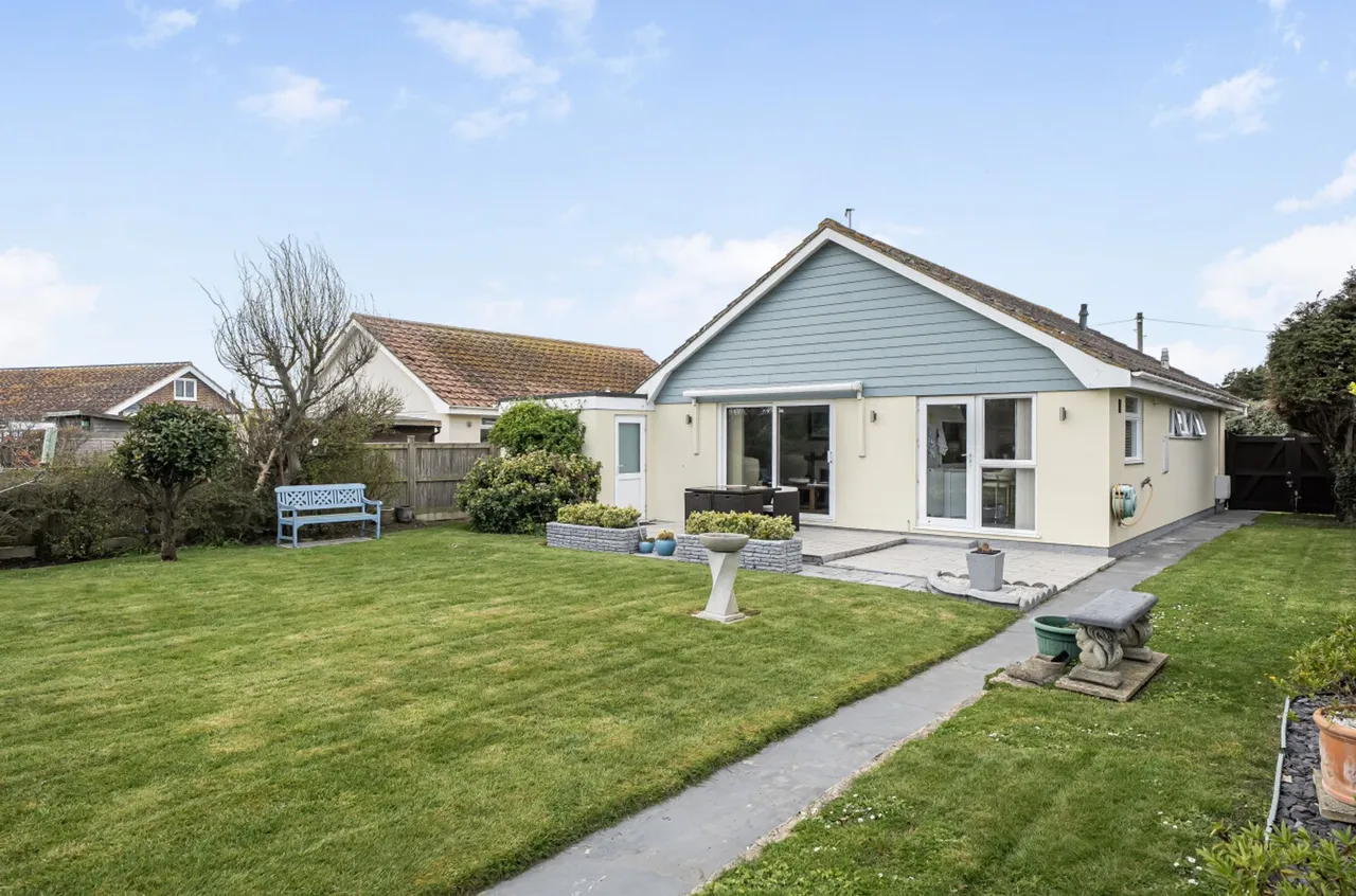3 bed property for sale, Sandringham Close, Bracklesham Bay, PO20