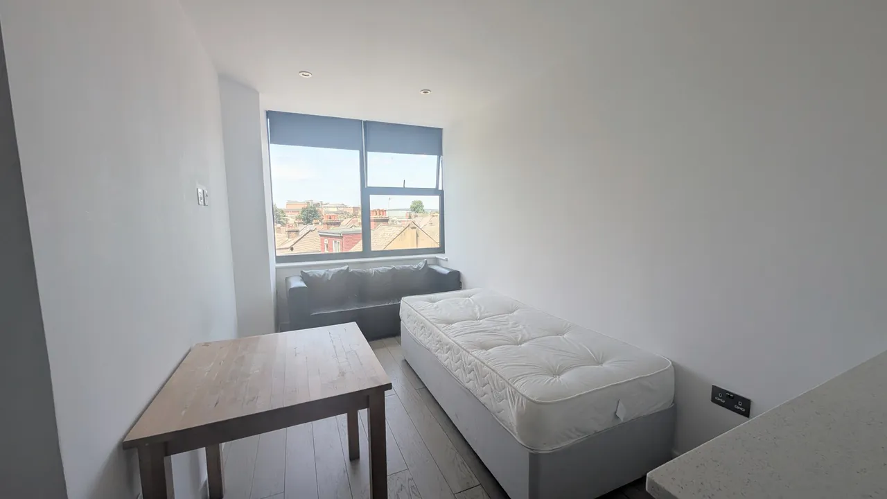 2 bed flat to rent, Northolt Road, Harrow, HA2