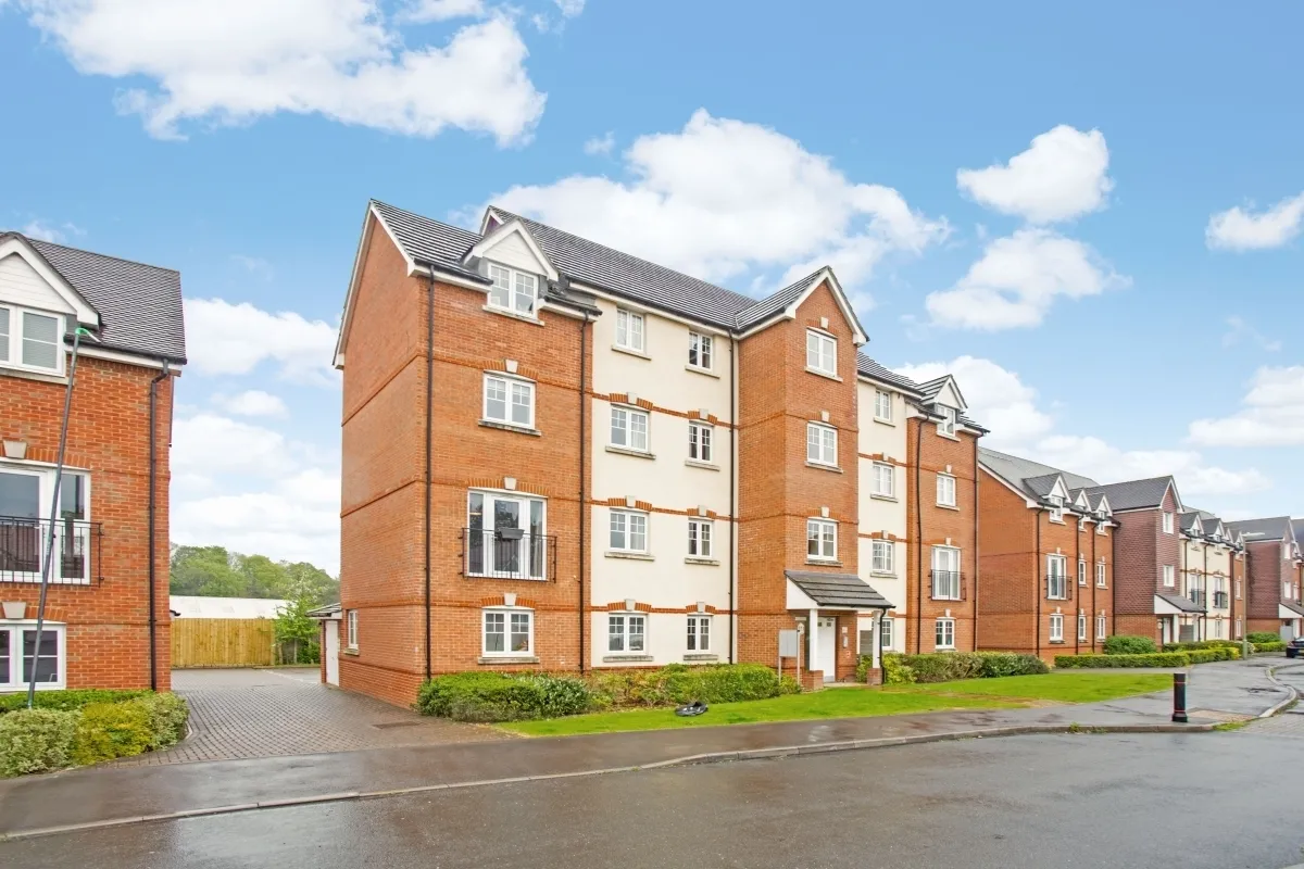 2 bed flat for sale — Garstons Way, Holybourne, GU34