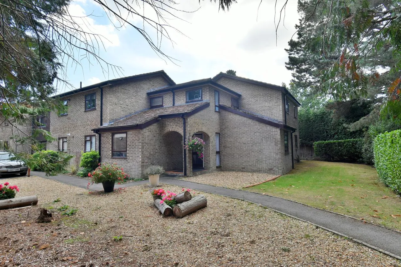 Broomfield Court, BH22, photo 11