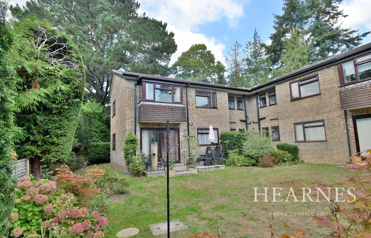 2 bed flat for sale, Broomfield Court, BH22