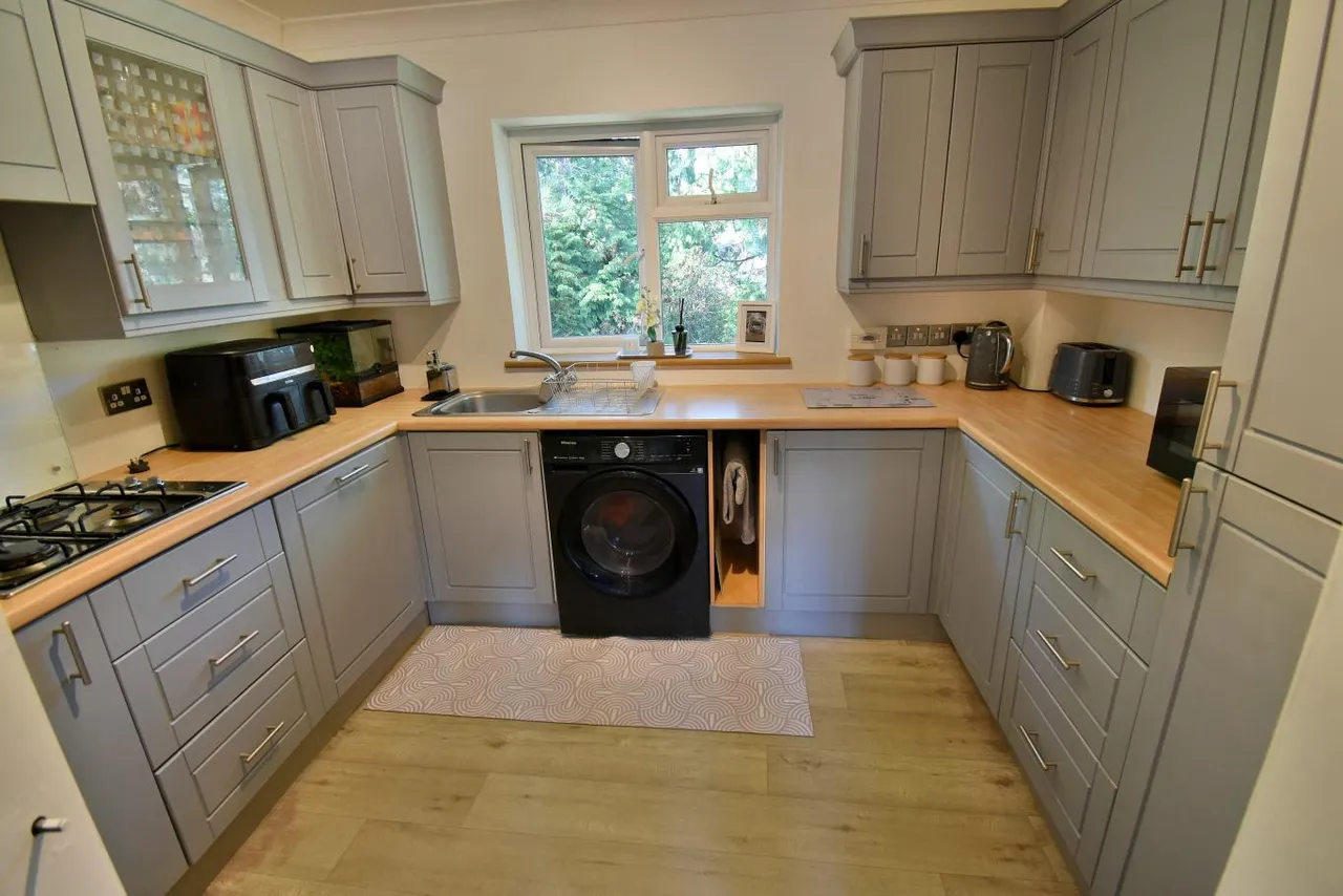 Broomfield Court, BH22, photo 2