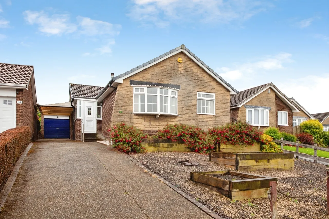 3 bed house for sale — Markbrook Drive, High Green, Sheffield, S35