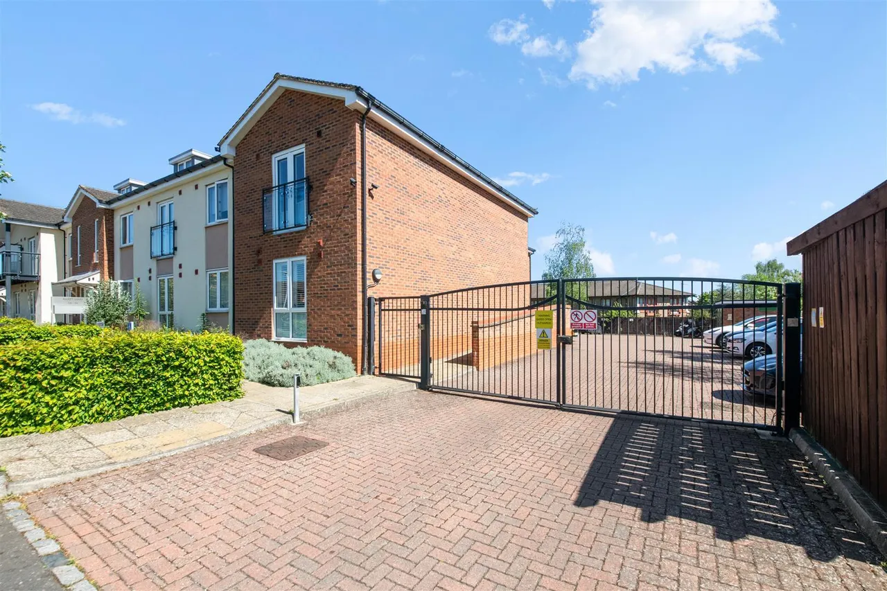 Elliott Avenue, Ruislip, photo 13