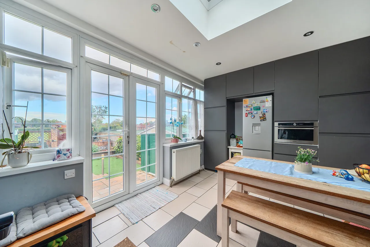 20 Westcott Crescent, London, photo 3