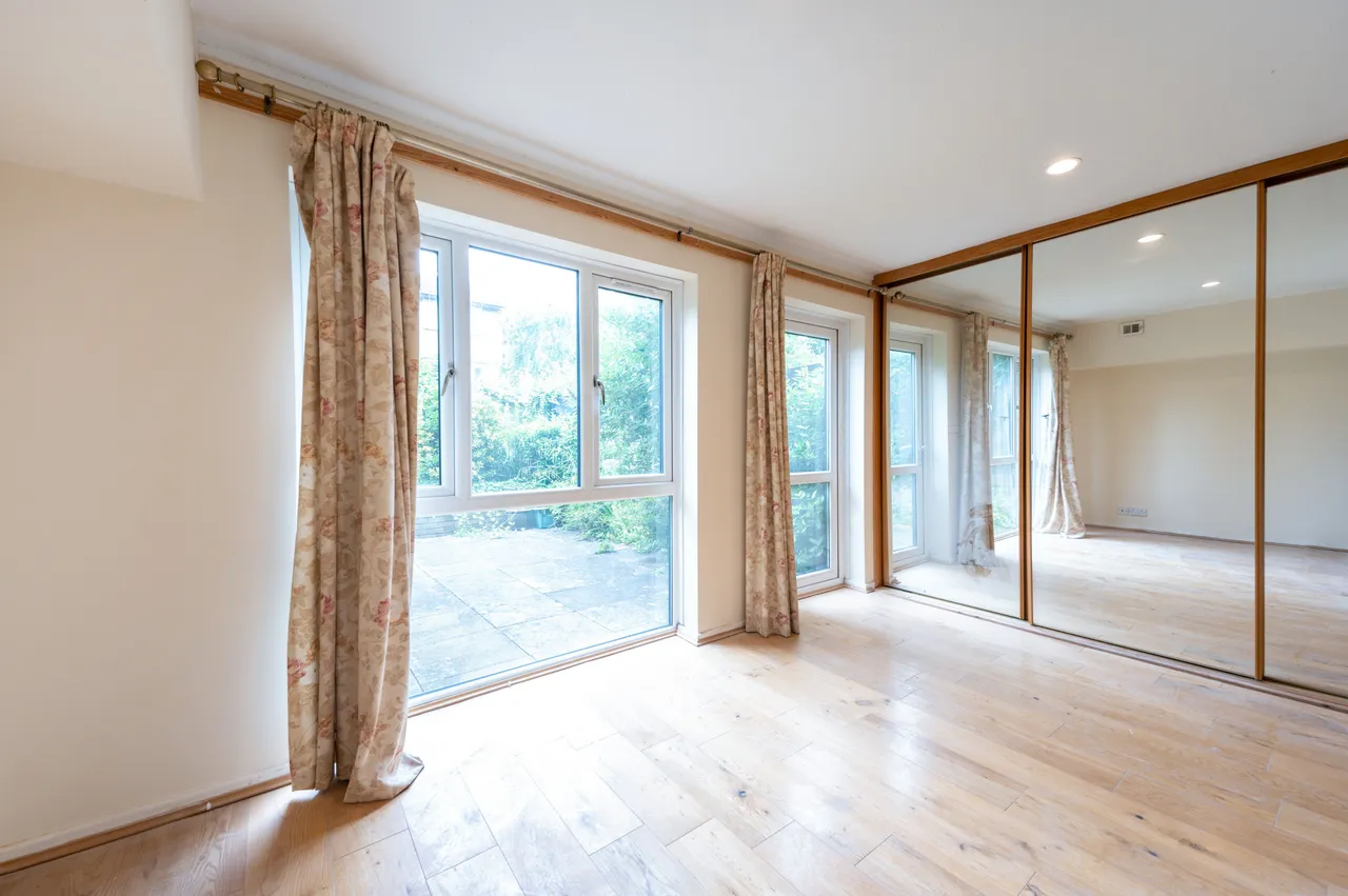 5 bed house to rent — 8 Deans Close, Croydon