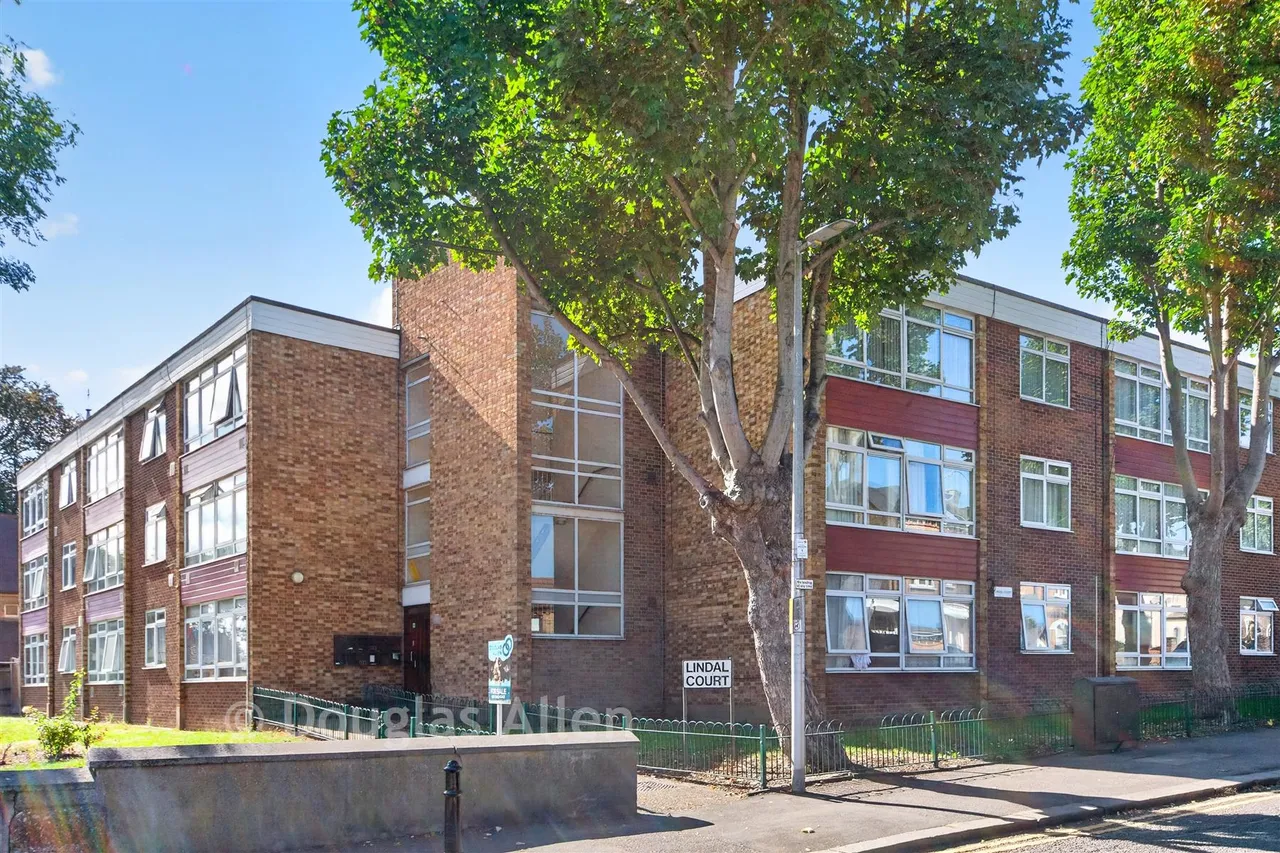 Chelmsford Road, South Woodford, E18, photo 2
