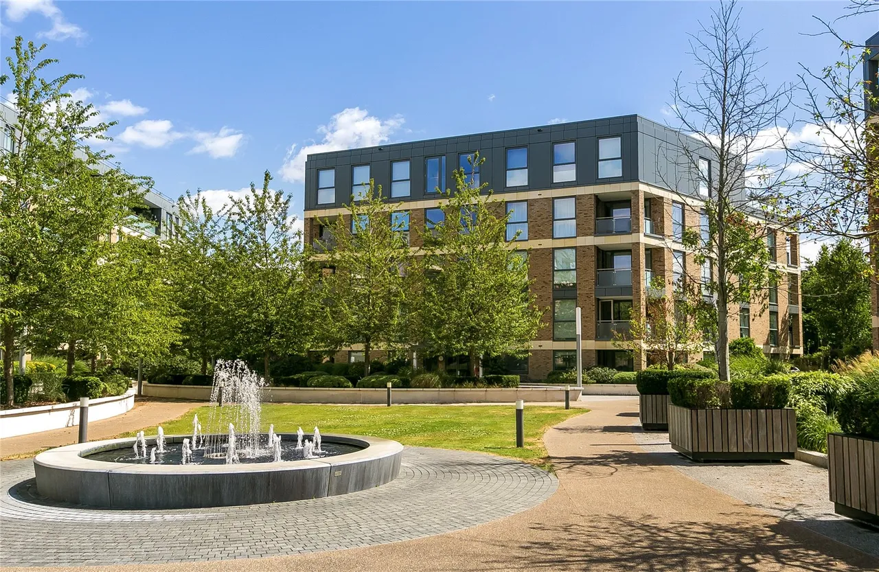 2 bed flat for sale, Levett Square, Kew, TW9