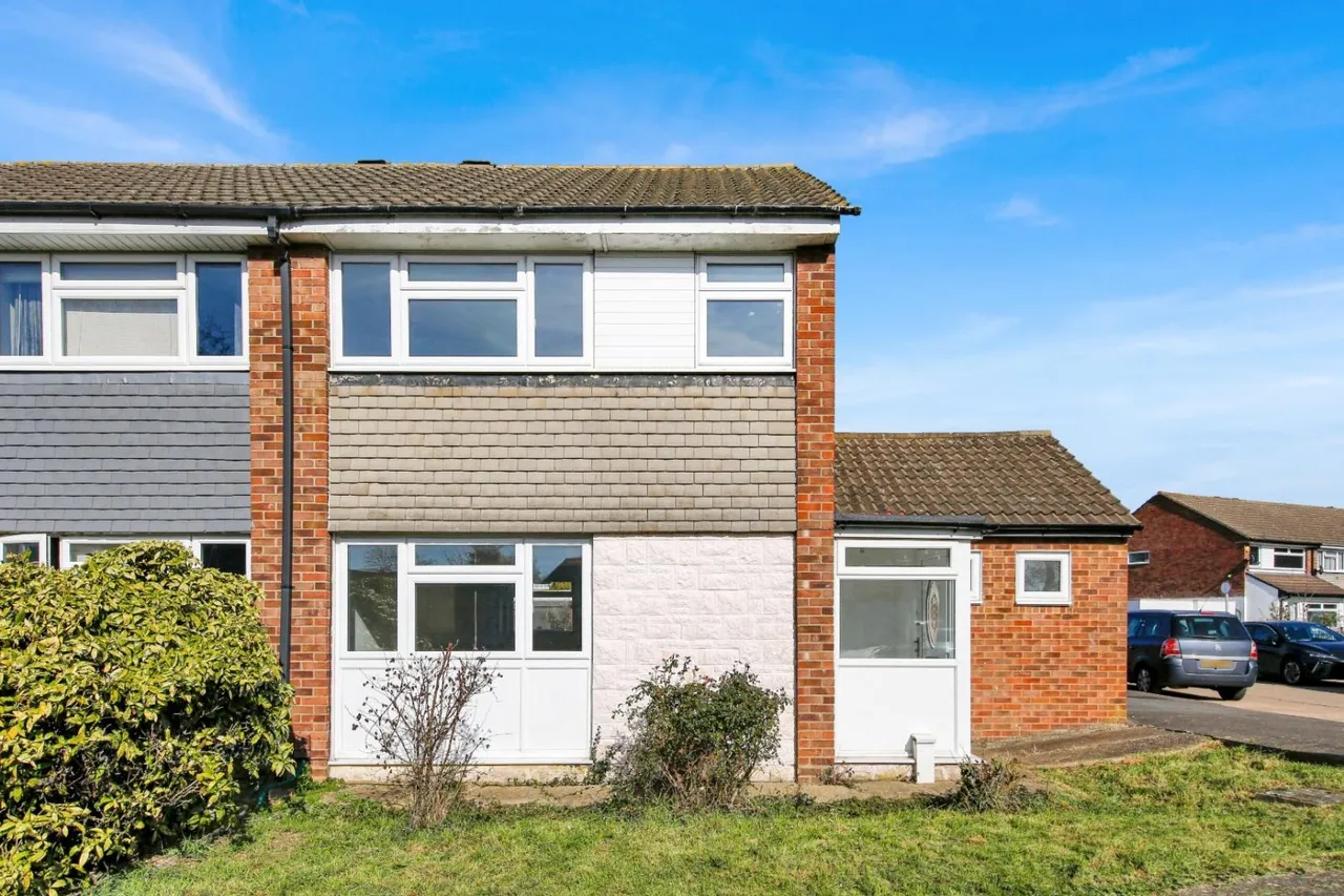 3 bed house for sale — Woodrush Way, Chadwell Heath, RM6
