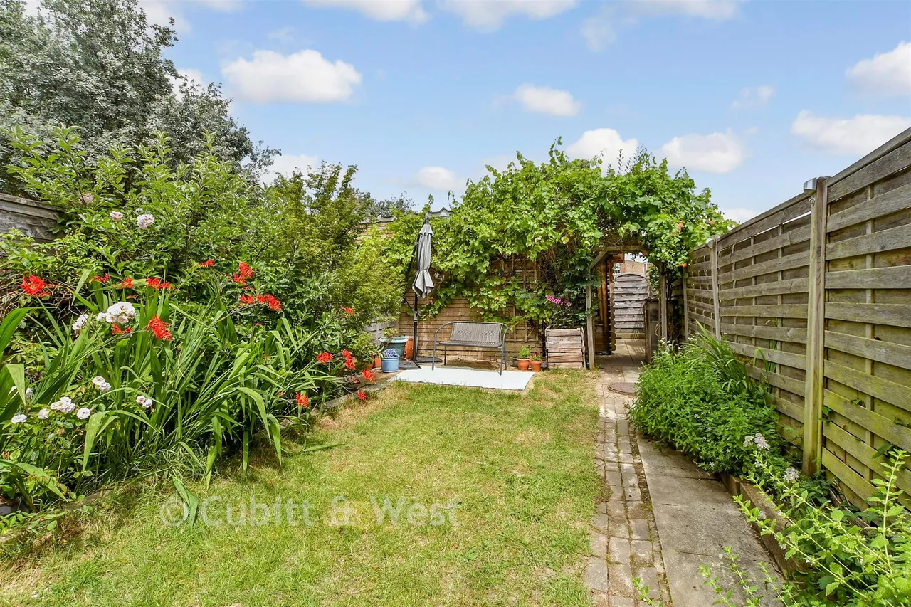 Taylors Crescent, Cranleigh, GU6, photo 11