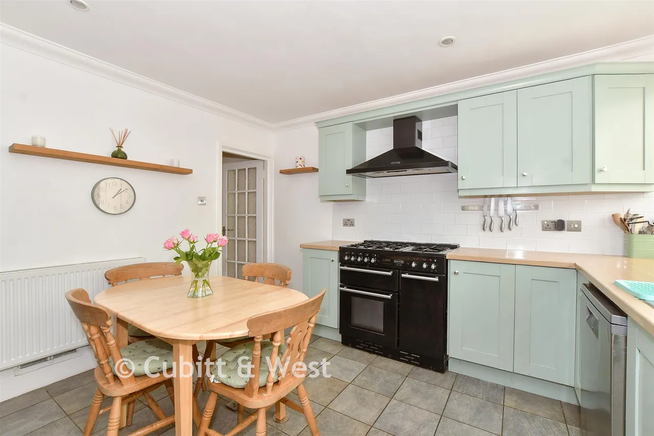 Taylors Crescent, Cranleigh, GU6, photo 2