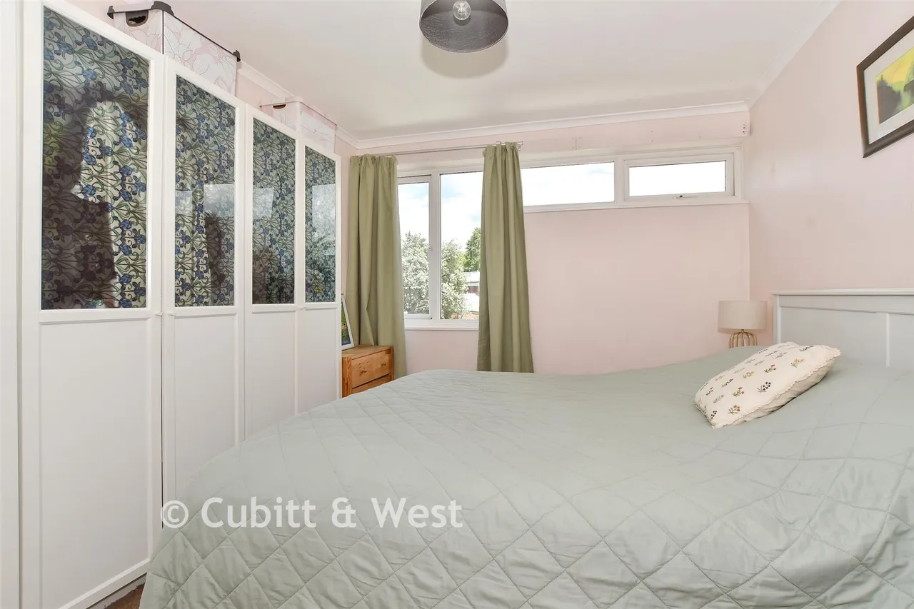 Taylors Crescent, Cranleigh, GU6, photo 6