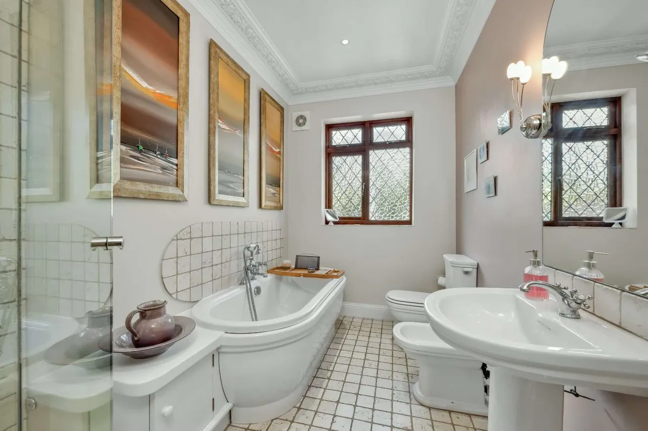 Kings Road, Walton-on-Thames, KT12, photo 16