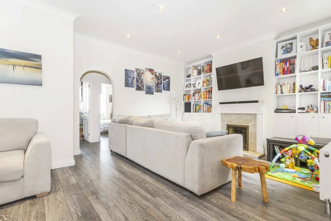 2 bed property for sale, High Street, W3