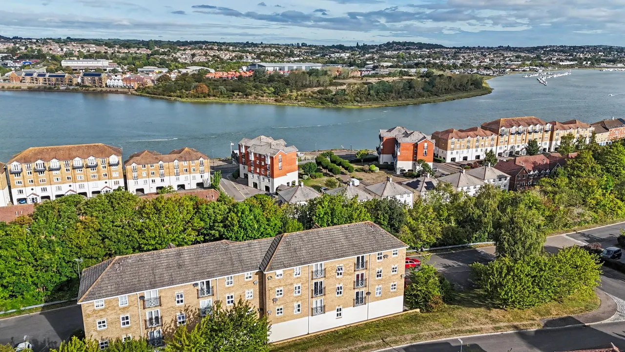 2 bed flat for sale — Harriet Drive, Rochester, ME1 1DY