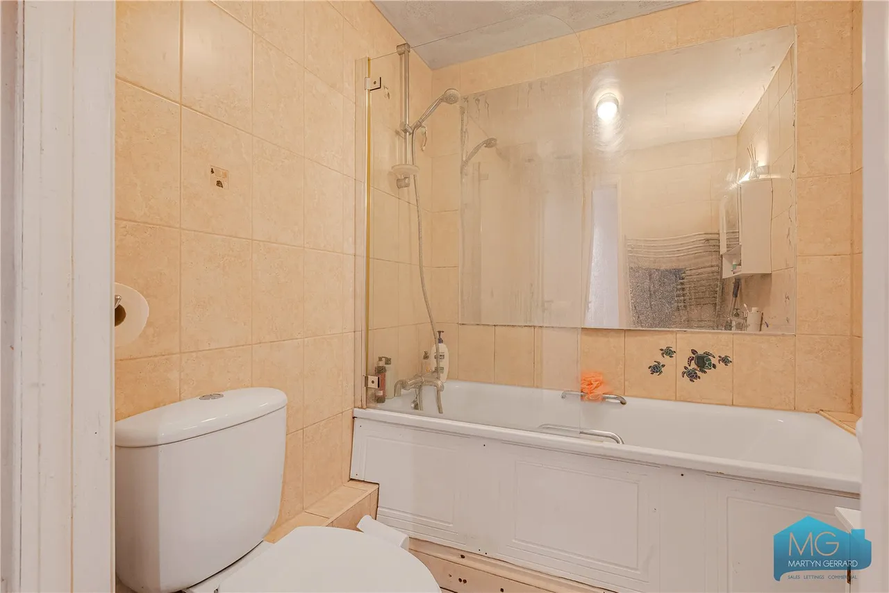 Royal Drive, London, N11, photo 15