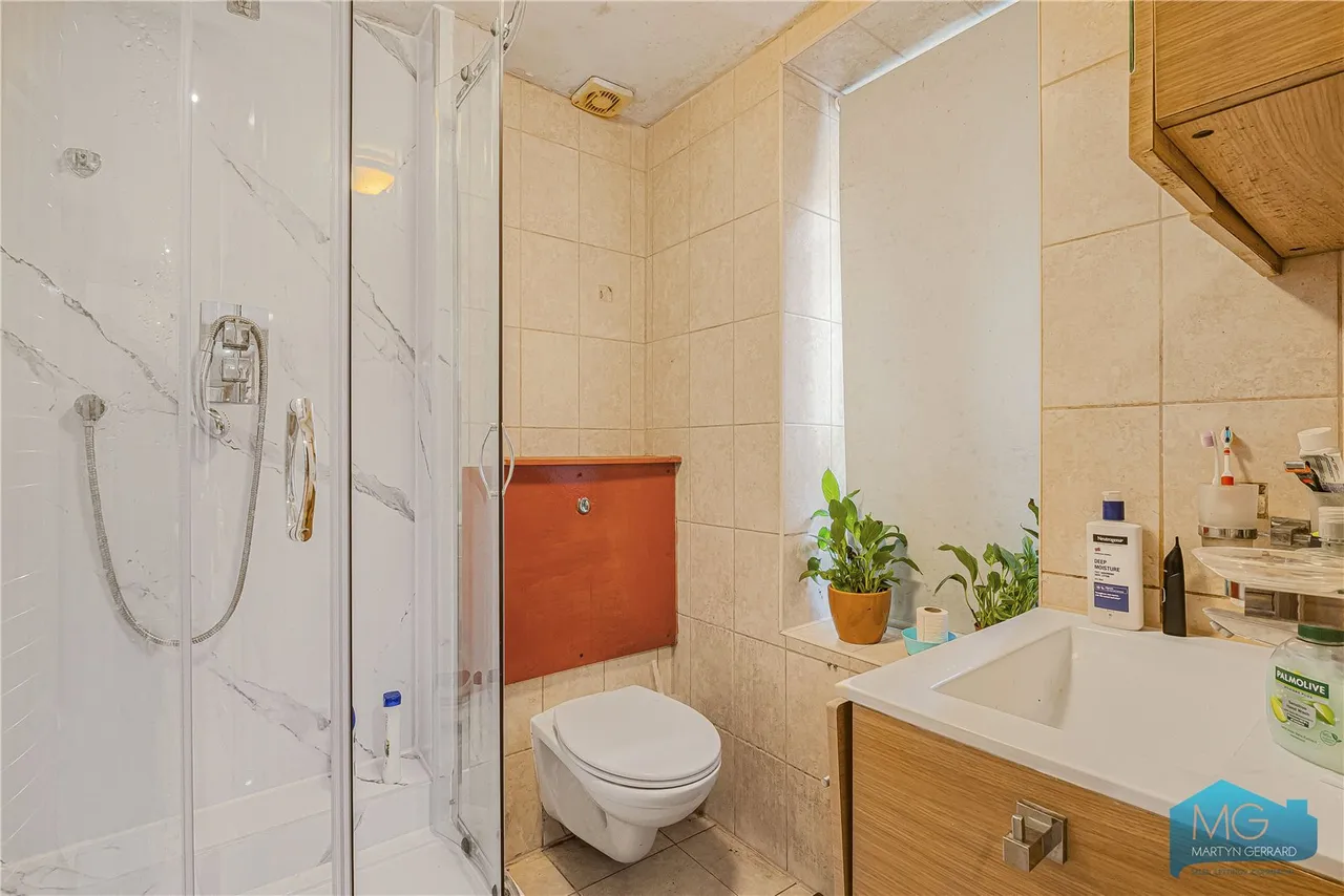 Royal Drive, London, N11, photo 11