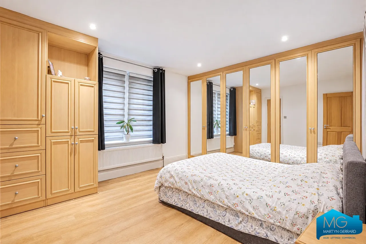 Royal Drive, London, N11, photo 2