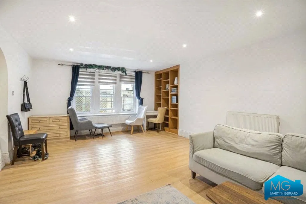 Royal Drive, London, N11, photo 6