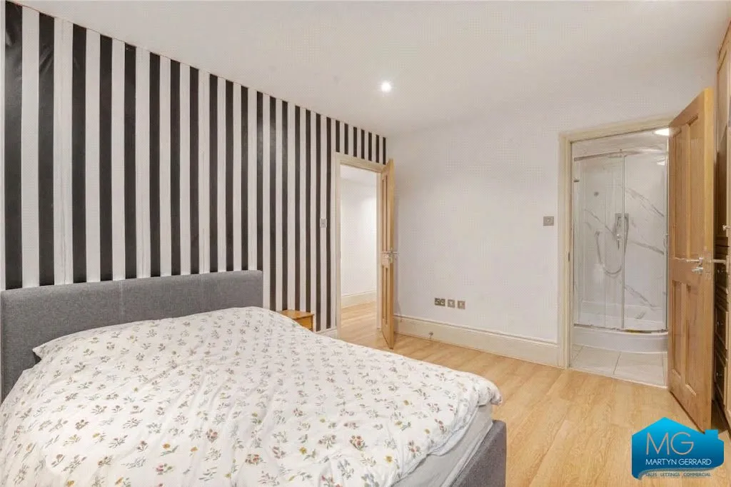 Royal Drive, London, N11, photo 8