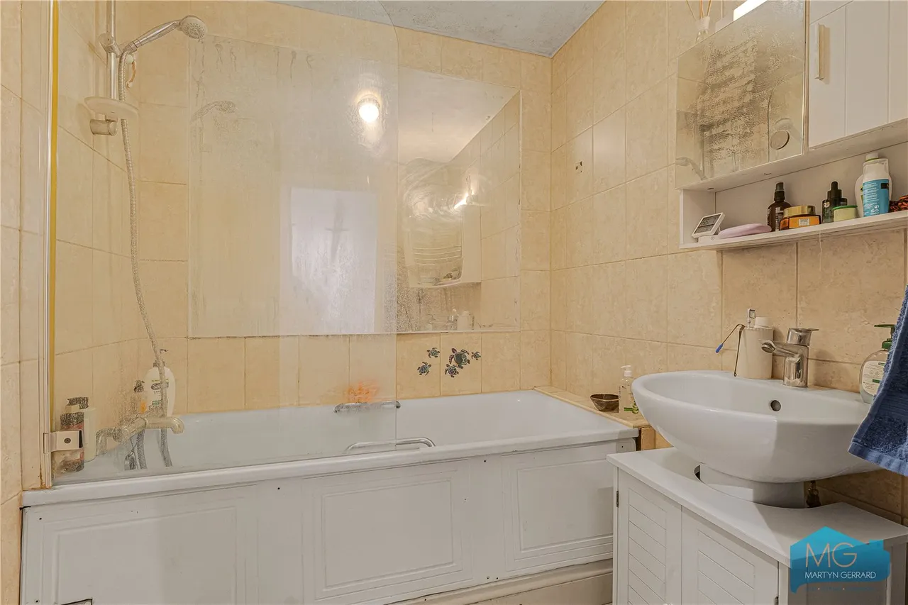 Royal Drive, London, N11, photo 12