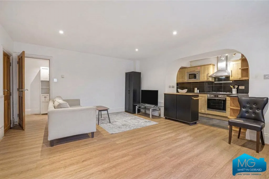 2 bed flat for sale, Royal Drive, London, N11